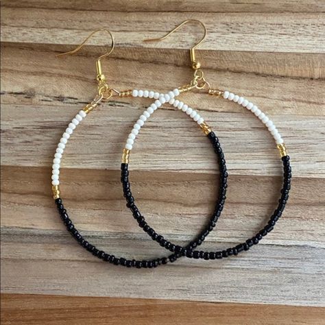 Handmade Beaded Hoops Measure Approximately 2” In Diameter And Are Attached To A Gold Toned Fishhook Earring. Black And White Jewelry Diy, Hoop Beaded Earrings, Wired Earrings, Boho Jewlery, Seed Bead Hoop Earrings, Black Statement Earrings, Ash Jewelry, Selling Stuff, Beaded Earrings Diy