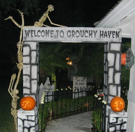 DIY Entrance with styrofoam, cardboard, and paint. Site has MANY more DIY Halloween Projects Diy Halloween Entrance, Halloween Entrance, Halloween Outside, Halloween Graveyard, Door Decorating, Diy Halloween Projects, Yard Decorations, Diy Outdoor Decor, Scary Halloween Decorations