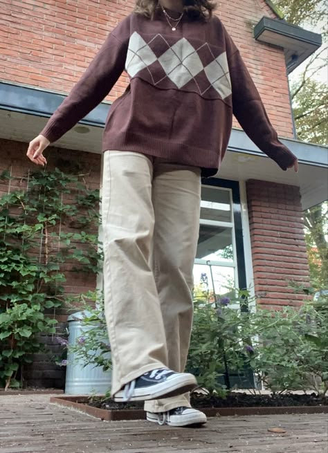 Brown Beige Black Outfit, Taylor Swift Argyle Sweater Outfit, Brown And Creme Outfit, Brown Argyle Sweater Outfit, Outfits With Brown Converse High Tops, Beige Pants Outfit Women Casual, Fall Outfits Brown Pants, Outfits With Light Brown Pants, Light Brown Outfit Ideas