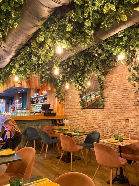 Fresh Restaurant Interior, Rustic Restaurant Design Interiors, Restaurant With Greenery, Biophilia Restaurant, Cozy Brunch Restaurant, Green Ceiling Design, Breakfast Restaurant Interior Design, Cool Mexican Restaurant Decor, Brazilian Restaurant Design