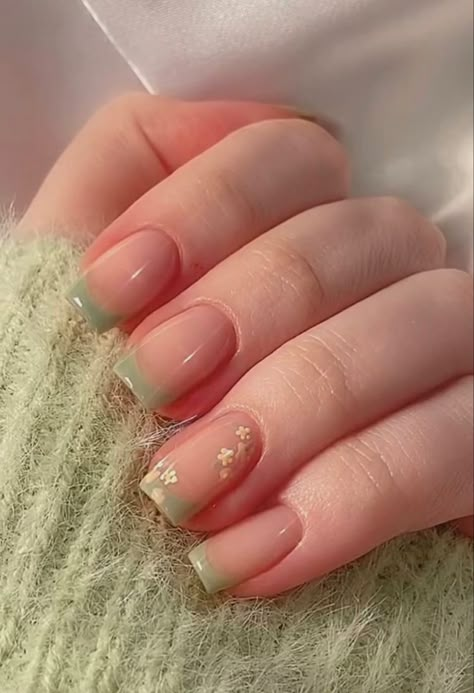 Vintage Nails Short, Green Nail Inspo Short, Short Simple Acrylic Nails, Square Nail Inspiration, Vintage Nails Aesthetic, Square Short Nails Ideas, Short Floral Nails, Trendy Nails Square, Square Short Acrylic Nails