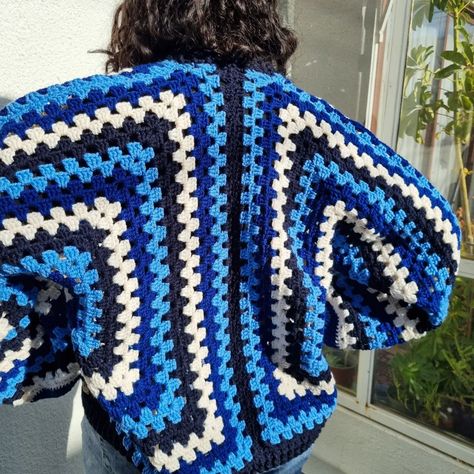 Cardigan tejido a crochet en tonos azules. Lo confeccionamos con #colors de @revesderecho #crochet #pyme Handmade Crochet, Crochet, On Instagram, Instagram