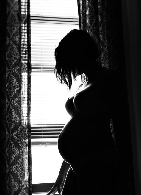 Silhouette Maternity, Trendy Photography, Maternity Photoshoot Poses, Photography Jobs, Foto Baby, Maternity Poses, Online Photography, Diy Photography, Maternity Portraits