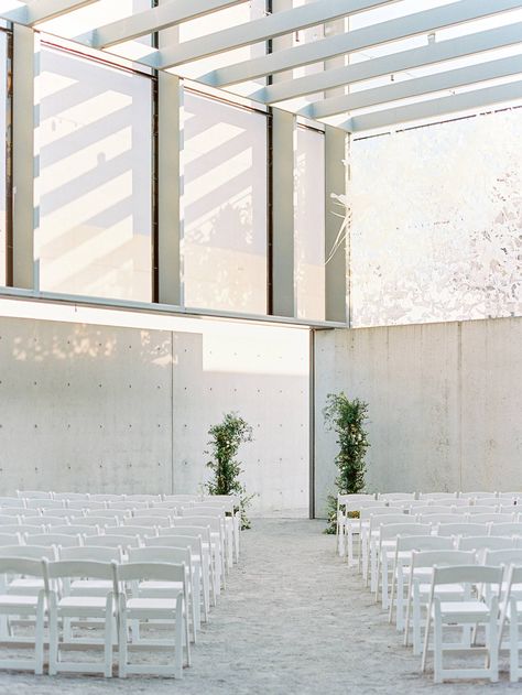 Modern Minimalist Wedding in St. Louis, Missouri via Magnolia Rouge Minimal Wedding Ceremony, Clean Modern Wedding, Minimalist Wedding Ceremony, Minimalist Wedding Ideas, Altar Arrangements, Wedding Cake Display, Minimalist Wedding Rings, Altar Arrangement, Wedding Flower Design