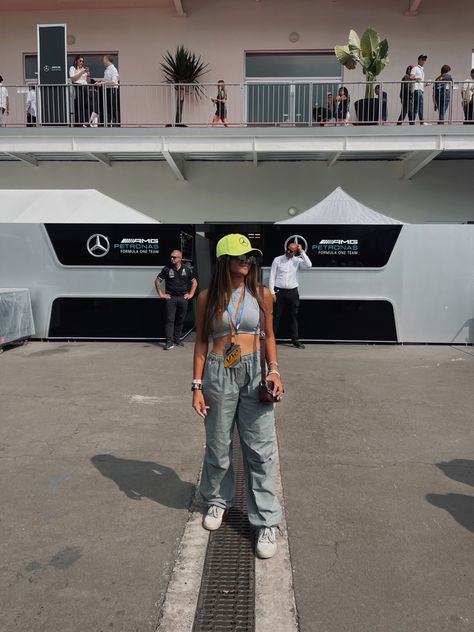 F1 Paddock Fashion Women, Mercedes Outfit, Paddock Fashion, Wag Aesthetic, F1 Paddock, Formula 1 Girls, Mercedes Girl, Casual Office Attire, F1 Wag