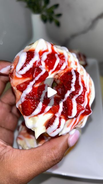 Strawberry Cheesecake Stuffed Doughnut, Banana Pudding Donut, Strawberry Cheesecake Donut, Donut Sundae, Everyday Desserts, Donut Decorating Ideas, Best Donuts, Foods Ideas, Baking Goods