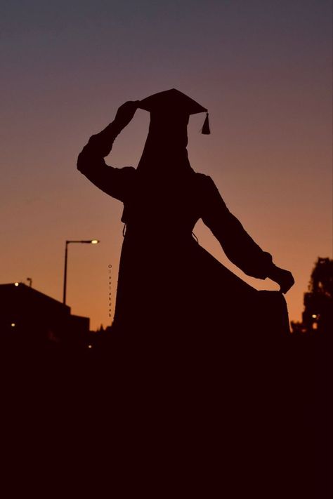 Graduation Wallpaper, American States, Graduation Photography Poses, Graduation Poses, Graduation Picture Poses, Grad Photoshoot, Sky Photography Nature, Graduation Photography, Graduation Photoshoot