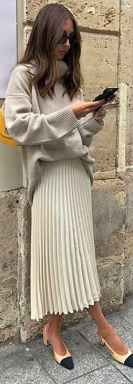 Cream Pleated Skirt Outfit, Charleston Fits, Cream Skirt Outfit, Euro Winter, Silk Skirt Outfit, Smart Casual Work Outfit Women, European Winter, Italy Fits, Classy Business Outfits