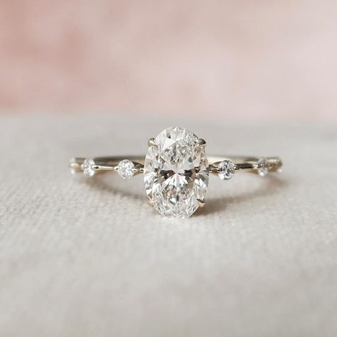 Engagement Ring Dainty, Anniversary Rings For Her, Ring Inspo, Dainty Engagement Rings, Cute Engagement Rings, Future Engagement Rings, Oval Cut Engagement Ring, Minimalist Engagement Ring, Oval Diamond Engagement