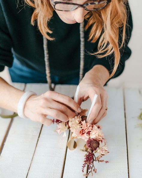 Cuff Bracelet Corsage, Corsage Cuff Bracelet Diy, Cuff Corsage Wedding, Floral Cuff Wedding, Diy Floral Bracelet, How To Make A Corsage, Modern Wrist Corsage, Diy Corsage Wristlet, Flower Arm Cuff