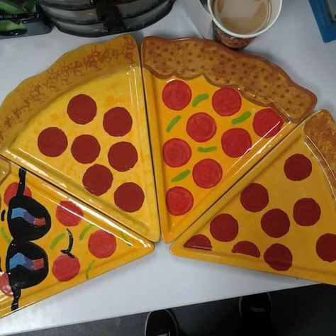 Ceramic Pizza Plate, Pizza Plates Ceramic, Clay Plates Design, Pizza Plate, Painting Pottery, Diy Pizza, Fun Projects For Kids, Clay Plates, Sculpture Art Clay