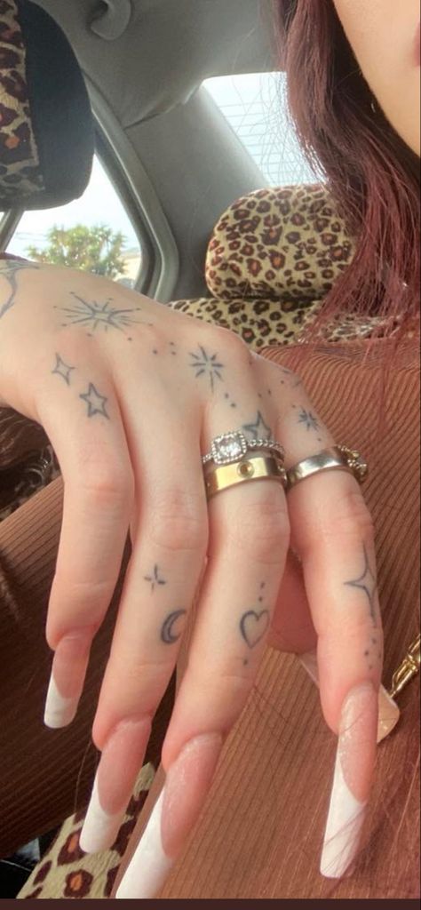 Cute Simple Finger Tattoos For Women, Hand Tattoos For Small Hands, Girly Knuckle Tattoos, Hand Tattoos Feminine, Dainty Hand Tattoos Fingers, Mystical Hand Tattoo, Cute Hand Tats, Girly Hand Tattoos Ideas, Ethereal Hand Tattoo