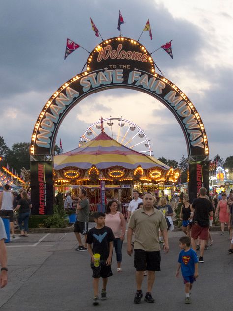 Carnival Gate Entrance, Amusement Park Entrance Design, State Fair Decorations, Amusement Park Entrance, Carnival Entrance, Theme Park Entrance, Amusement Park Sign, Circus Christmas, Falling For Her