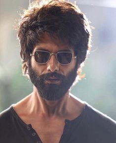 Rate Shahid’s performance out of 5 in Kabir Singh. Medium Beard Styles, Popular Beard Styles, Trendy Mens Hairstyles, Kabir Singh, Best Beard Styles, Bollywood Posters, Bollywood Hairstyles, Most Handsome Actors, Beard Look