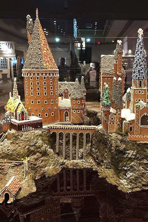 This Massive Gingerbread Hogwarts Castle Is So Detailed, It Must’ve Been Made With Magic Massive Gingerbread House, Ginger Bread Castle, Amazing Gingerbread Houses, Gingerbread Hogwarts, Christmas Castles, Gingerbread Castle, Gingerbread Creations, Cool Gingerbread Houses, Make A Gingerbread House