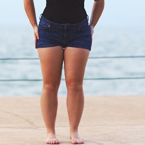 Get tips for wearing shorts if you have big thighs on SheFinds.com. Big Legs Summer Outfits, Big Legs Outfit Summer, Shorts For Big Legs, Summer Outfits Big Thighs, Shorts For Short Women, Big Thighs Outfit Aesthetic, Big Legs Outfit, Outfits For Big Thighs, What To Wear With Shorts