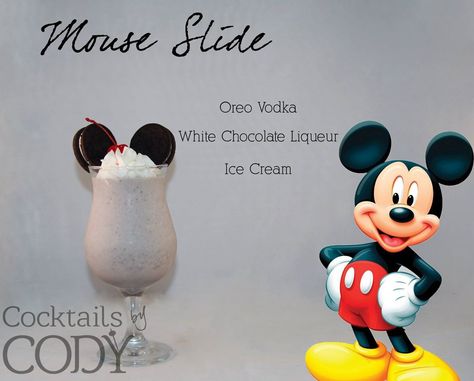 Mickey Mouse cocktail Disney Alcoholic Drinks, Disney Inspired Cocktails, Disney Cocktails, Ice Cream Cocktails, Absolut Citron, White Chocolate Liqueur, Disney Drinks, Idee Babyshower, Disney Theme Party