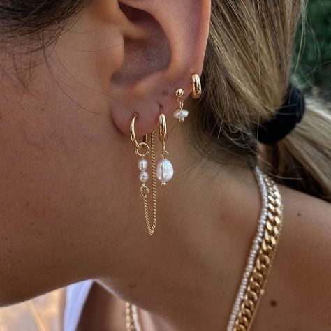 Piercings Bonitos, Dope Jewelry, Jewelry Essentials, Classy Jewelry, Stacked Jewelry, Jewelry Lookbook, Ear Rings, Cheap Jewelry, Girly Jewelry