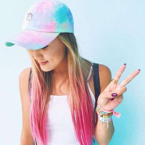 Victory with snapback Laurdiy And Alex Wassabi, Lauren Diy, Lauren Riihimaki, Alisha Marie, Love Lauren, Famous Youtubers, White Baseball Cap, Unicorn Hair, Celebrity Dads