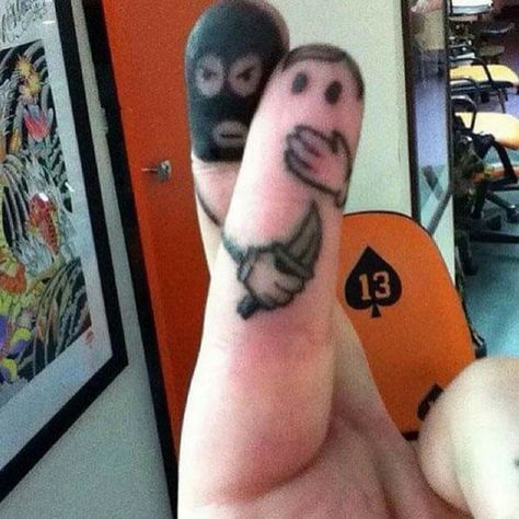 22 People Whose Wild Imagination Gave Life to Crackerjack Tattoos Girl Finger Tattoos, Funny Fingers, Tiny Finger Tattoos, Finger Art, Clever Tattoos, Geniale Tattoos, Funny Tattoos, 웃긴 사진, 문신 디자인