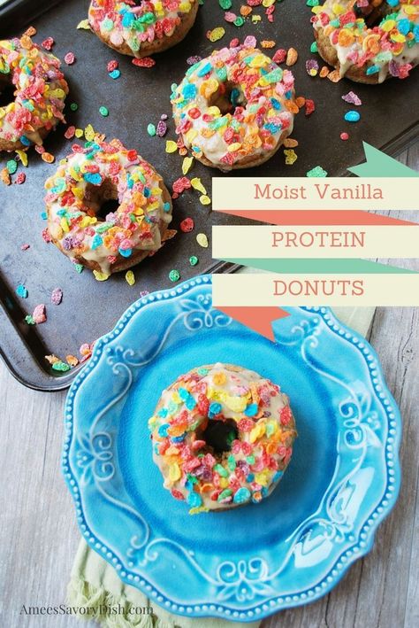 Moist Vanilla Protein Donuts. Delicious Fitness Food! High Protein Donuts, Protein Donuts Recipe, Healthy Donuts Recipe, Donut Calories, Cake Donuts Recipe, Low Calorie Protein, Protein Donuts, Healthy Donuts, Low Carb Brownies