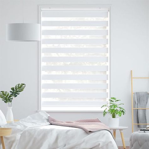 Consejos para la elección de tus cortinas roller. Consideraciones importantes respecto a las cortinas Roller dia noche o duo Zebra Blinds Bedroom, White Roller Blinds, Cortinas Roller, Zebra Curtains, Cortina Roller, White Blinds, Zebra Blinds, Blinds Design, Blinds Curtains