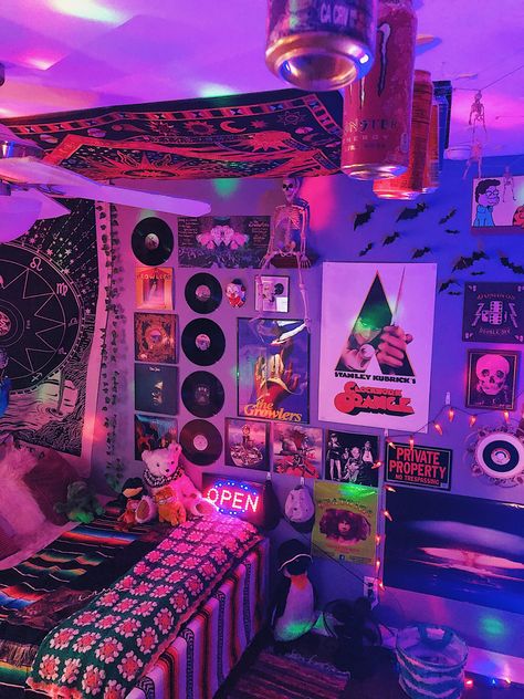 Indie Room Ideas, Chambre Indie, Grunge Bedroom, Indie Bedroom, Trippy Room, Cool Room Decor, Hippie Room Decor, Hippy Room, Chill Room