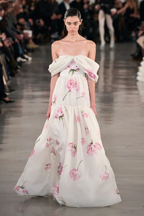 Giambattista Valli Fall 2022 Ready-to-Wear Collection | Vogue Giambattista Valli Fall 2022, Giambattista Valli Dress, Giambattista Valli Haute Couture, Drape Gowns, Floral Gown, Wardrobe Inspiration, Giambattista Valli, Fall 2022, Gorgeous Gowns