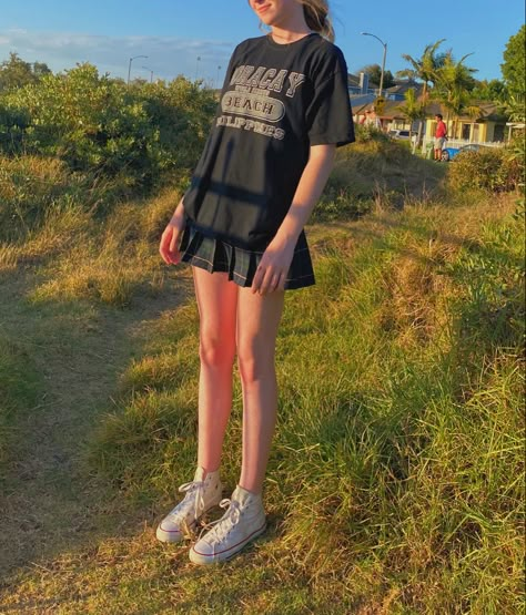 Tennis Skirt Outfit Tshirt, Oversized Top And Skirt, Skirt And Big Tshirt Outfit, Skirt Big Shirt, Baggy Shirt And Skirt, Skirt With Oversized Shirt, Tennis Skirt Summer Outfit, Skirt And Oversized Shirt, Tshirt And Skirt Outfit Casual