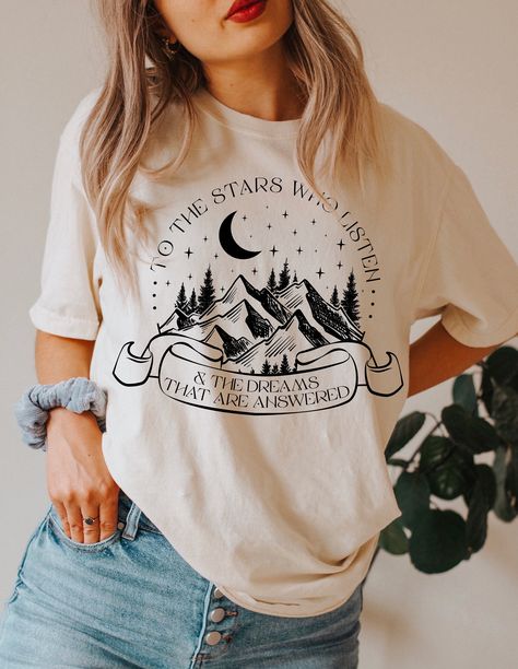 Sarah J Maas Shirt, Book Lover Shirt, Terrasen Shirt, ACOTAR Shirt, SJM Bookish Shirt, Velaris T shirt, Comfort Colors® SJM, Bookish Shirt F I T ∙ & ∙ S I Z I N G : -->These Unisex T-shirts have a modern-fit. Consult the size chart in the pics for an accurate fit. -->Women's sizes are narrower than the waist. -->Sleeves are rolled up in some product pictures. They do not come rolled up on delivery. T I M E ∙ T O ∙ D E L I V E R Y : -->Processing and production time is 1-2 business days. -->Deliv Acotar Shirt, Court Of Dreams, Court Of Thorns And Roses, Adventure Shirt, Sarah J Maas, Sarah J, Star Shirt, Camping Shirt, Summer Shirts