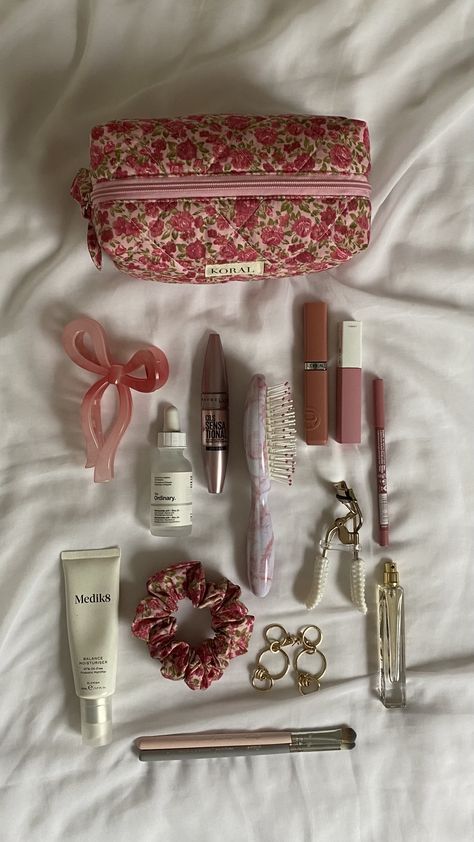 Makeup Wishlist Ideas, Makeup Bags Aesthetic, What’s In My Makeup Bag, It Girl Wishlist, Girly Things To Buy, Makeup Bag Ideas, It Girl Essentials, Cosmetic Bag Aesthetic, Skin Care Bag