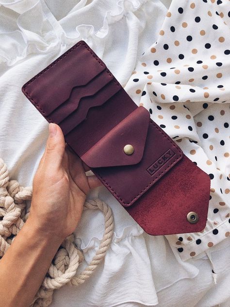 Handmade Leather Wallet Women, Leather Wallet Women's, Small Wallets For Women, Wallet Ideas, Crea Cuir, Leather Women Wallet, Leather Wallet Design, Diy En Cuir, Leather Wallet Women