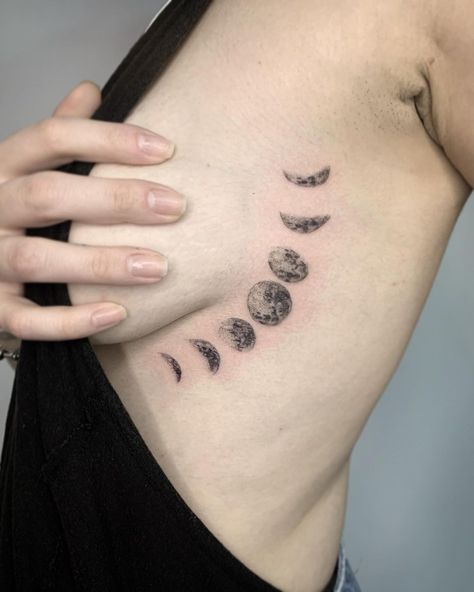 Moon Phase Tattoo Ribs, Back Moon Phases Tattoo, Moon Phase Rib Tattoo, Moon Phases Tattoo Ribs, Moon Phases Tattoo Designs For Women, Moon Phases Tattoo Thigh, Fineline Moon Phases Tattoo, Rib Moon Tattoo, Moon Tattoo On Ribs