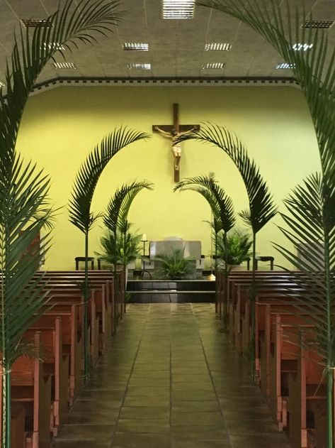 Advent Church Decorations, Lent Decorations For Church, Palm Sunday Decorations, Palm Sunday Crafts, Church Altar Decorations, Church Inspiration, Easter Arts And Crafts, Catholic Decor, Church Easter Decorations