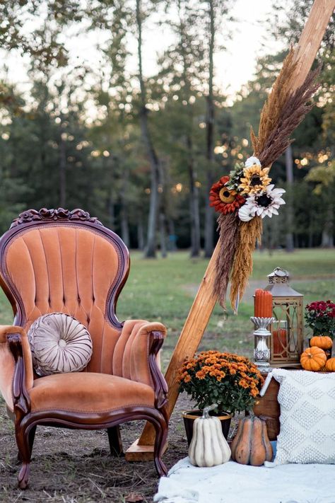 Fall Photoshoot Setup Ideas, Fall Mini Shoot, Farm Family Pictures, Photoshoot Golden Hour, Fall Photo Props, Fall Apartment Decor, Outside Halloween Decorations, Fall Backdrops, Eastern North Carolina