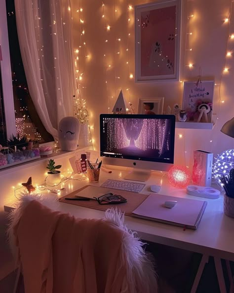 Pink Dorm Rooms, Dream Bedroom Inspiration, Cozy Desk, Desk Setups, Fairy Lights Bedroom, Dream Apartment Decor, Cosy Room, Gaming Station, Pinterest Room Decor