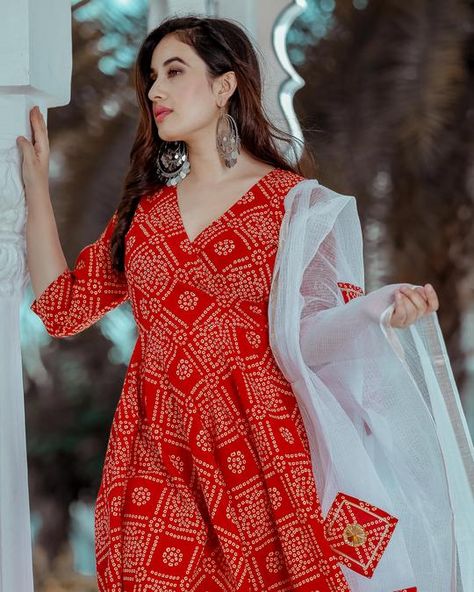 Dress Patterns Indian Kurti, Bandhani Dress Pattern, Bandhani Suit, Bandhani Print, Breezy Outfit, Kurti Dress, Bandhani Dress, Indian Kurti, Salwar Designs