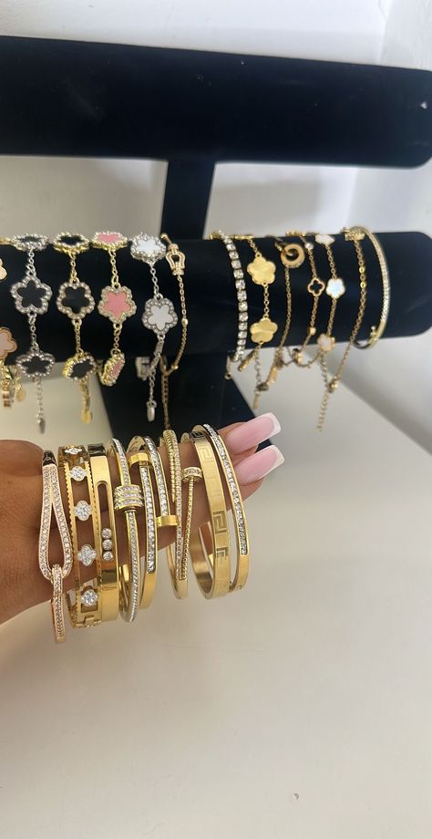 Jelewry Gold, Luxury Items Aesthetic, Girly Accessories Jewellery, Jewllery Post, Schmuck Aesthetic, Bracelets Shein, Pretty Stacks, Bracelet Or, Xoxo Jewelry