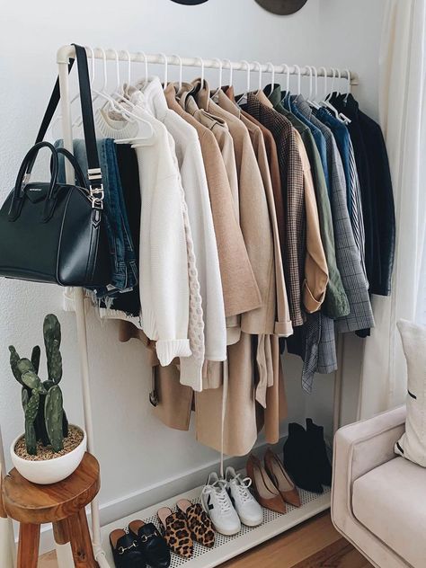 Minimal Closet, Minimalist Wardrobe Capsule, Neutral Capsule Wardrobe, Minimalist Closet, Classic Capsule Wardrobe, Minimal Wardrobe, Capsule Closet, Capsule Wardrobe Work, Capsule Wardrobe Essentials