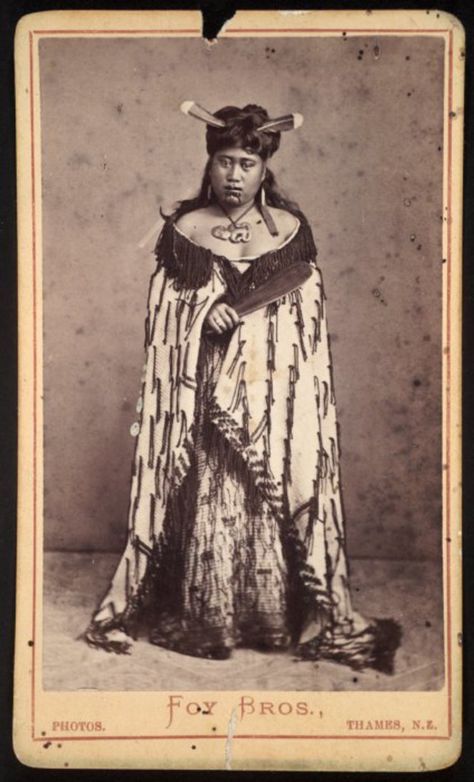 Foy Brothers (Thames) :Unidentified Maori woman with huia feathers in her hair, Thames district Maori Clothing, Polynesian People, Nz History, Maori People, Maori Designs, Māori Culture, New Zealand Art, Maori Art, Ethnic Art