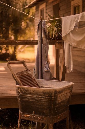 a simpler time ... wash tub, washboard + laundry on a clothesline Laundry Line, Clothes Hanging, Wash Tubs, Deco Nature, Vintage Laundry, Down On The Farm, Farms Living, Doing Laundry, Country Primitive