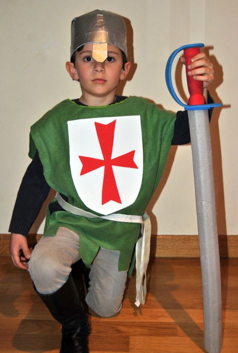 Disfraz caballero medieval 1 con una bolsa verde quedaría culo barato y fácil para los padres que no sabemos coser | http://www.multipapel.com/subfamilia-bolsas-basura-colores-para-disfraces.htm Medieval Diy, Fantasia Diy, Bible Heroes, Castle Party, Knight Party, Medieval Party, Vbs Themes, Knight Costume, Handmade Costumes