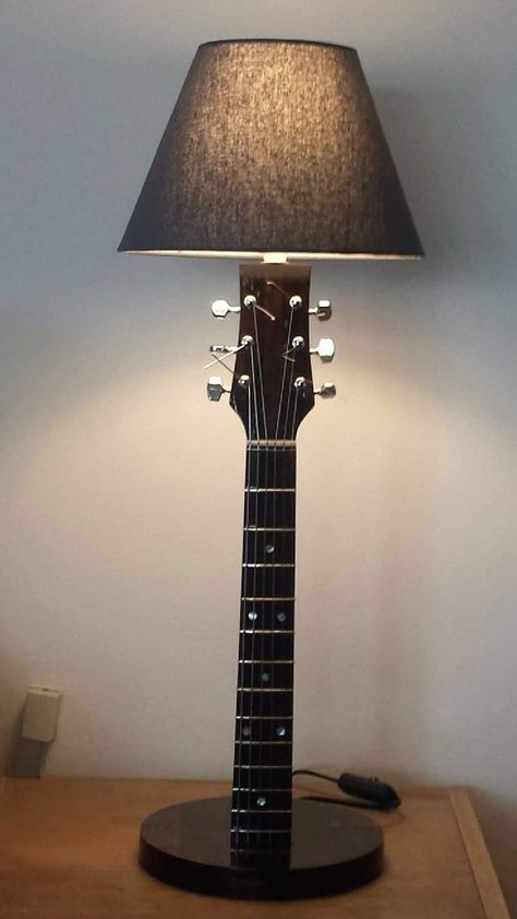 Guitar Lamp Diy, Guitar Diy Decor, Repurpose Guitar, Music Decor Ideas, Guitar Decor Ideas, Diy Music Decor, Guitar Deco, Guitar Furniture, Guitar Art Diy