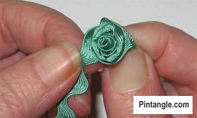 How to make a Ric Rac rose step 4 Rick Rack Crafts, Rick Rack Flowers, Crazy Quilt Stitches, Sewing Machine Quilting, Fabric Origami, Making Flowers, Rose Tutorial, Crazy Quilting, Hexagon Quilt