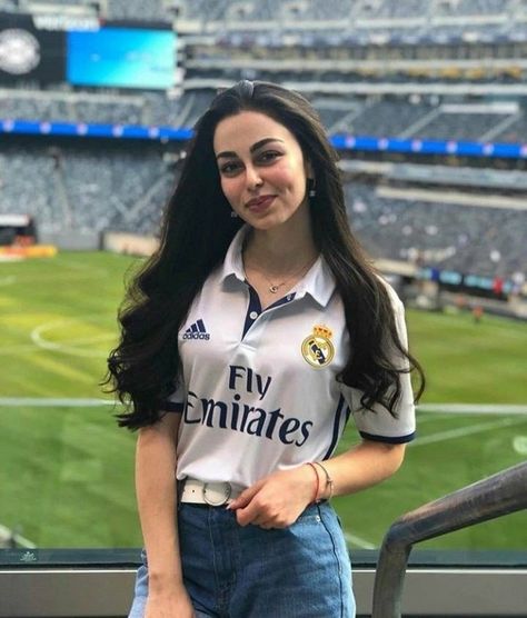 Soccer Game Outfits, Madrid Girl, Madrid Outfits, Camisa Real Madrid, Sports Fashion Editorial, Real Madrid Shirt, Black Hair Aesthetic, Football Fashion, Fashion Top Outfits