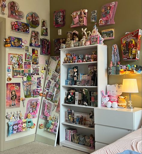 Cute Collection Ideas, Bratz Doll Display, Bratz Display, Cute Collectibles, Bratz Room Decor, Rainbow High Collection, Doll Collection Room, Bratz Bedroom, Doll Collection Display