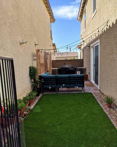 The Top 63 Small Backyard Ideas - Landscaping and Design - Next Luxury Tiny Narrow Backyard Ideas, Small Las Vegas Backyard Ideas, Super Small Backyard Ideas, Small Long Backyard Ideas, Small Condo Backyard Ideas, Cozy Small Backyard Ideas, Condo Backyard Ideas, Cute Small Backyard, Small Rectangle Backyard Ideas