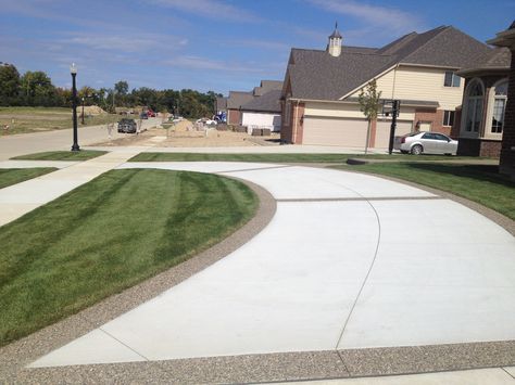 Driveway with exposed aggregate border Front Yard Exterior, Cottage Driveway, Concrete Driveway Ideas, Driveways Ideas, Drive Ways, Cement Driveway, Driveway Border, Circle Driveway, Stamped Concrete Driveway