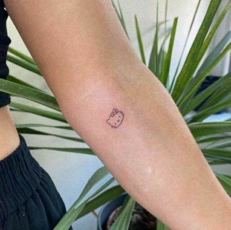 Tatuaje Hello Kitty, Dr Tattoo, Tapeta Z Hello Kitty, Hello Kitty Tattoos, Petite Tattoos, Tattoos For Black Skin, Cute Little Tattoos, Cute Tiny Tattoos, Minimalist Tattoos