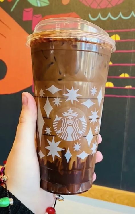 Starbucks Hot Chocolate Drinks, Starbucks Cold Brew Drinks To Order, Starbucks Hot Chocolate Order, Chocolate Starbucks Drinks, Starbucks Chocolate Drinks, Iced Hot Chocolate, Contouring Tutorial, Starbucks Chocolate, Starbucks Hot Chocolate